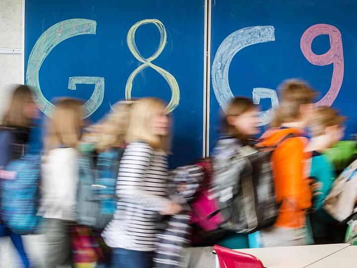 "G8" und "G9" steht in einem Gymnasium an einer Tafel. Foto: Armin Weigel/Archiv