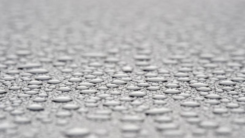 Nach einem Regenschauer perlen Wassertropfen auf einem Auto. Foto: Patrick Pleul/dpa-Zentralbild/dpa/Archivbild Nach einem Regenschauer perlen Wassertropfen auf einem Auto. Foto: Patrick Pleul/dpa-Zentralbild/dpa/Archivbild