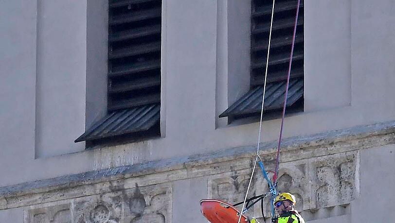 Mittels einer Art Seilbahn vom Marienplatz die 60 bis 70 Meter hoch zum Ort des Geschehens auf dem Alten Peter bargen die Feuerwehrleute die Frau und brachten sie sicher auf den Boden. Mittels einer Art Seilbahn vom Marienplatz die 60 bis 70 Meter hoch zum Ort des Geschehens auf dem Alten Peter bargen die Feuerwehrleute die Frau und brachten sie sicher auf den Boden.