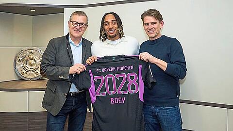Vertrag bis 2028: Der neue Rechtsverteidiger Boey mit CEO Jan-Christian Dreesen (l.) und Sportdirektor Christoph Freund.