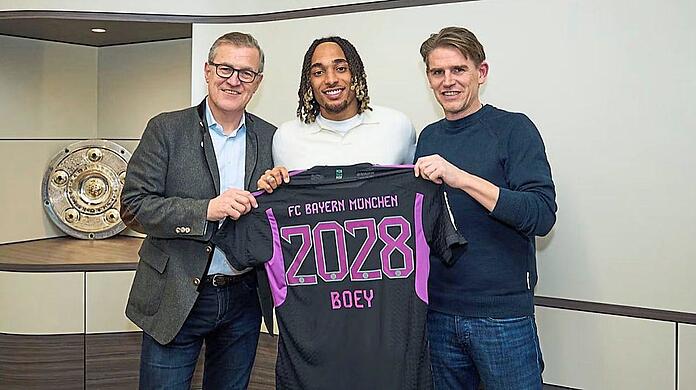 Vertrag bis 2028: Der neue Rechtsverteidiger Boey mit CEO Jan-Christian Dreesen (l.) und Sportdirektor Christoph Freund.