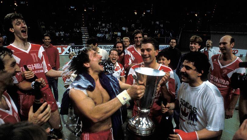 Archivbild vom 1. Juni 1990: Anton Stangl (Mitte) und der TSV Milbertshofen feiern den Sieg im DHB-Pokal. Nach eienm 16:12-Ausw&auml;rtssieg beim THW Kiel reicht im R&uuml;ckspiel in der Rudi-Sedlmayer-Halle ein 17:17-Remis. Ein Jahr gewinnt der TSV sogar den Europapokal der Pokalsieger.