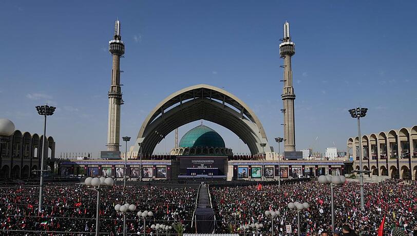 Chameneis Leichnam bleibt zunächst drei Tage in Teheran. Chameneis Leichnam bleibt zunächst drei Tage in Teheran.