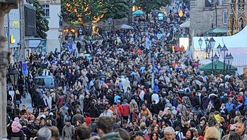 An der Burgstraße wurde es eng: Insgesamt strömten 110.000 Besucher in die blau beleuchtete Altstadt. An der Burgstraße wurde es eng: Insgesamt strömten 110.000 Besucher in die blau beleuchtete Altstadt.