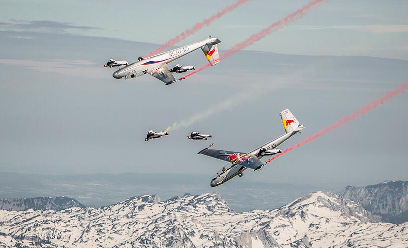 Fünf Springer stürzten sich in speziellen Segelanzügen aus 4000 Meter in die Tiefe und...