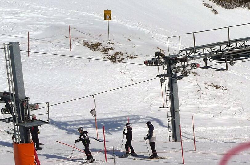 Die Strecke, die Pia unkontrolliert über die Zugspitz-Piste rutscht, ist mit einer Linie auf dem Foto gekennzeichnet. Das Kreuz markiert die Aufprallstelle.