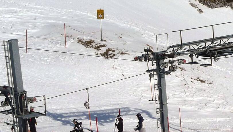 Die Strecke, die Pia unkontrolliert über die Zugspitz-Piste rutscht, ist mit einer Linie auf dem Foto gekennzeichnet. Das Kreuz markiert die Aufprallstelle. Die Strecke, die Pia unkontrolliert über die Zugspitz-Piste rutscht, ist mit einer Linie auf dem Foto gekennzeichnet. Das Kreuz markiert die Aufprallstelle.