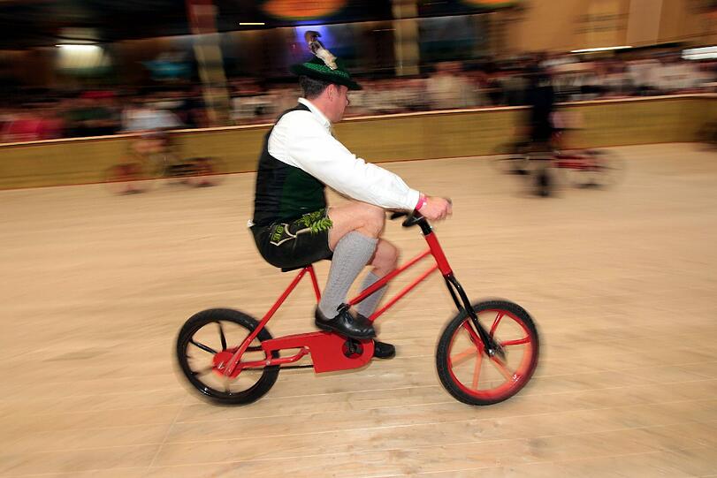 Mit dem Radl über die Wiesn? Schlechte Idee, außer man fährt wie hier im Velodrom auf er Oidn Wiesn!