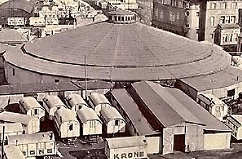 Der zerstörte Circus Krone nach dem Wiederaufbau.