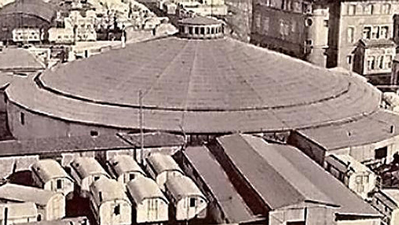 Der zerstörte Circus Krone nach dem Wiederaufbau.