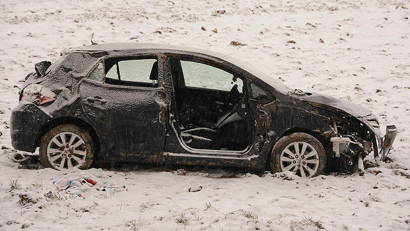 Das Auto kam von der Straße ab und landete auf einem Feld. Der Beifahrer kam mit lebensgefährlichen Verletzungen ins Krankenhaus.