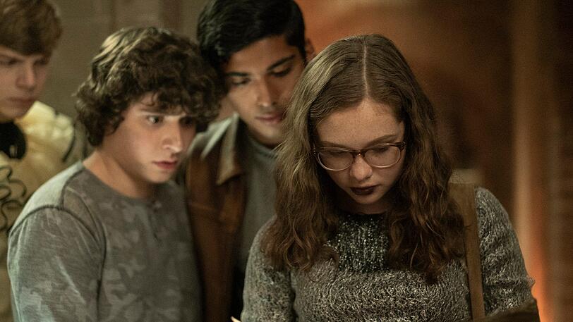 Auggie (Gabriel Rush), Chuck (Austin Zajur), Ramon (Michael Garza) und Stella (Zoe Margaret Colletti) finden das geheime Buch.