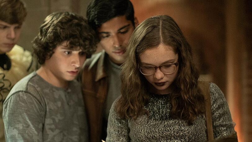 Auggie (Gabriel Rush), Chuck (Austin Zajur), Ramon (Michael Garza) und Stella (Zoe Margaret Colletti) finden das geheime Buch.