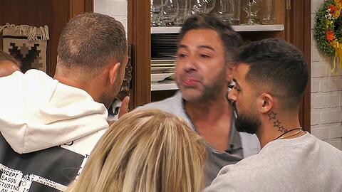 Spuck-Attacke in der Show "Das Sommerhaus der Stars": Kubilay Özdemir spuckt Andrej Mangold ins Gesicht.