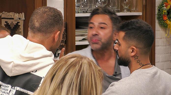 Spuck-Attacke in der Show "Das Sommerhaus der Stars": Kubilay Özdemir spuckt Andrej Mangold ins Gesicht.