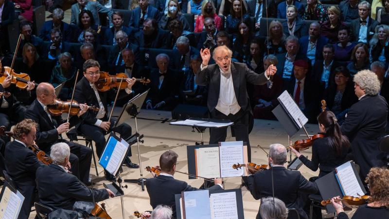 Die Münchner Philharmoniker spielen unter der Leitung von Dirigent Valery Gergiev zur Eröffnung der Isarphilharmonie im Orchestersaal.