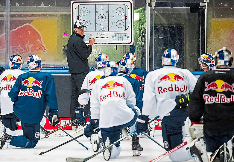 EHC-Trainer Toni Söderholm erklärt seinen Cracks den Viertelfinal-Plan gegen Wolfsburg (gr. Foto) - dafür brauchen Markus Eisenschmid und Co. die passenden "Waffen".
