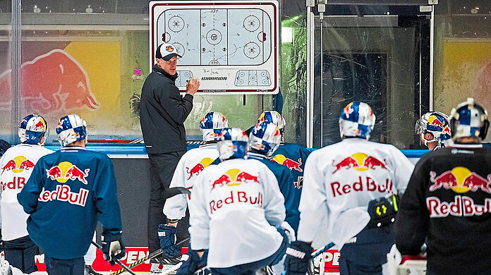 EHC-Trainer Toni Söderholm erklärt seinen Cracks den Viertelfinal-Plan gegen Wolfsburg (gr. Foto) - dafür brauchen Markus Eisenschmid und Co. die passenden "Waffen".