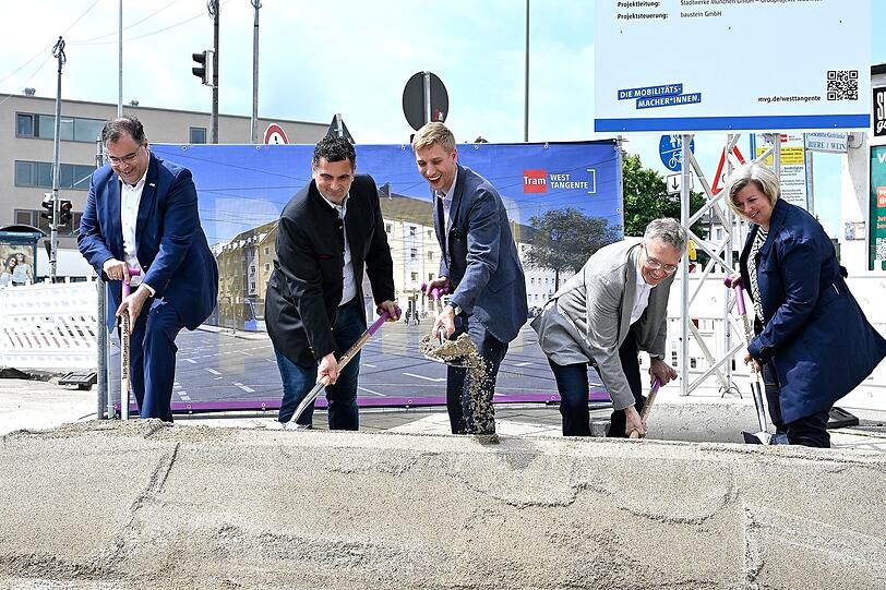 MVG-Chef Ingo Wortmann (l.), Bürgermeister Dominik Krause (Mitte), Mobilitätsreferent Georg Dunkel (r.).