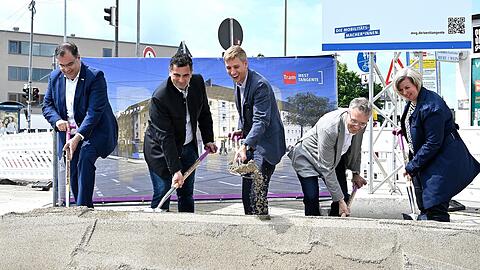 MVG-Chef Ingo Wortmann (l.), Bürgermeister Dominik Krause (Mitte), Mobilitätsreferent Georg Dunkel (r.) 2024 beim Spatenstich.