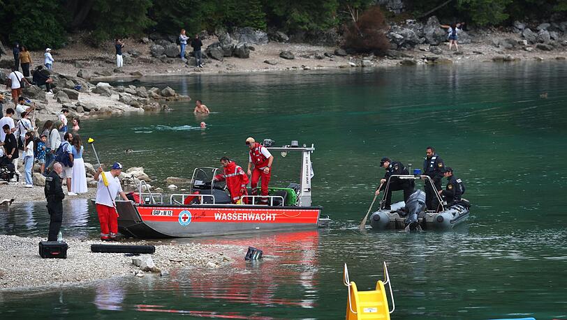 Der Junge war laut der Polizei vom Boot ins Wasser gefallen. Der Vater hatte versucht, ihn zu retten.