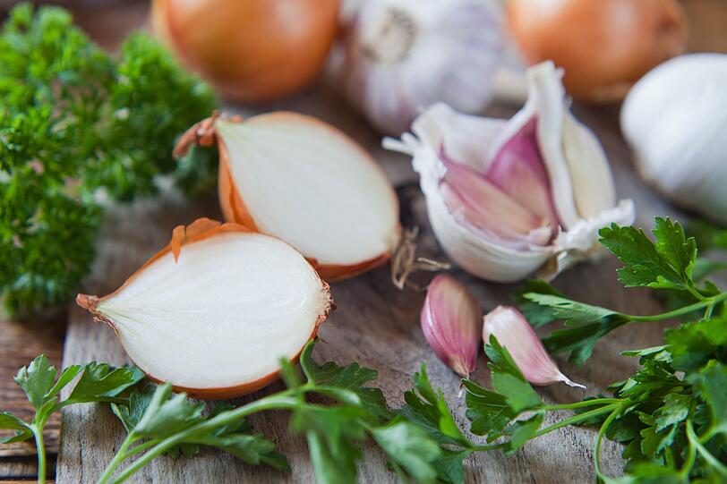 Auch Knoblauch, B&auml;rlauch und Zwiebeln sind ein guter Salzersatz. Diese Pflanzen besitzen einen starken Eigengeschmack und peppen auf ganz nat&uuml;rliche Weise viele Gerichte auf. Vor allem Knoblauch sollte aber nicht zu hei&szlig; angebraten werden, da er schnell verbrennt. Bei niedrigen Temperaturen und kurzer Garzeit werden Geschmack und N&auml;hrstoffe optimal erhalten.