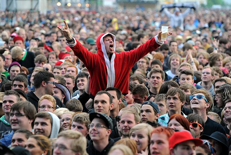 Rock im Park: Verkleiden, das ist seit einigen Jahren voll im Trend. Hoffentlich begegnet der Herr im roten Mantel nicht seinen Kindern und zerstört deren Weihnachtsillusionen.