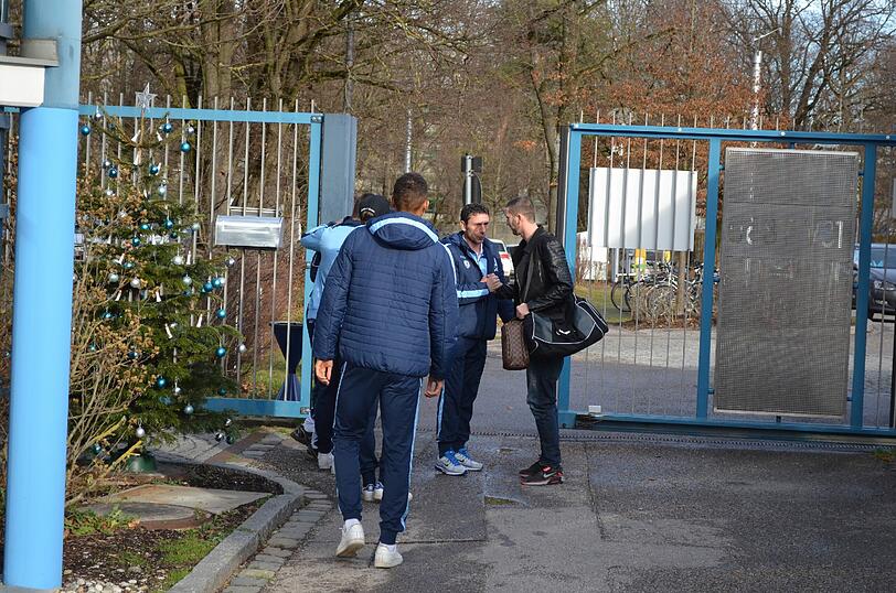 Hier begrüßen die Löwen ihren neuen Stürmer Sascha Mölders beim Trainingsauftakt nach der Winterpause.