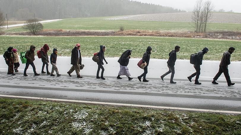 Schlepper setzten die Flüchtlinge auf der Straße aus (Sylmbolfoto).