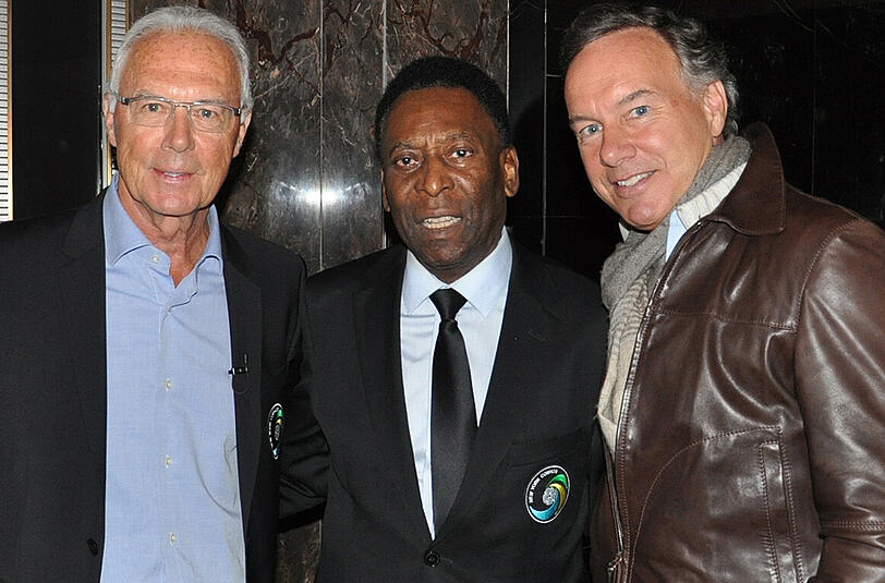 Franz Beckenbauer, Pelé und Filmproduzent Nico Hofmann (v.l.) bei den Dreharbeiten zur ARD-Geburtstagsdoku auf dem Empire State Building in New York.