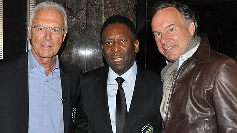 Franz Beckenbauer, Pelé und Filmproduzent Nico Hofmann (v.l.) bei den Dreharbeiten zur ARD-Geburtstagsdoku auf dem Empire State Building in New York.