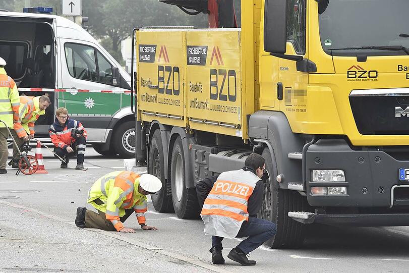 Die Person geriet unter den Lkw und verstarb. Bilder vom Polizeieinsatz.