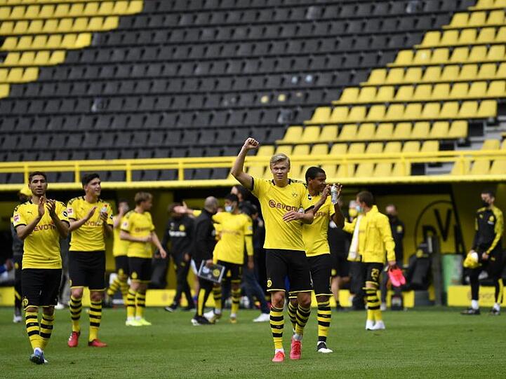 Der BVB um Torjäger Erling Haaland (M.) feierten einen Derbysieg vor leeren Rängen.