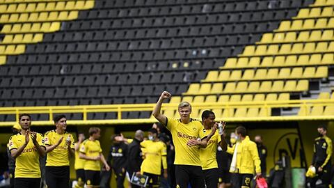 Der BVB um Torjäger Erling Haaland (M.) feierten einen Derbysieg vor leeren Rängen.