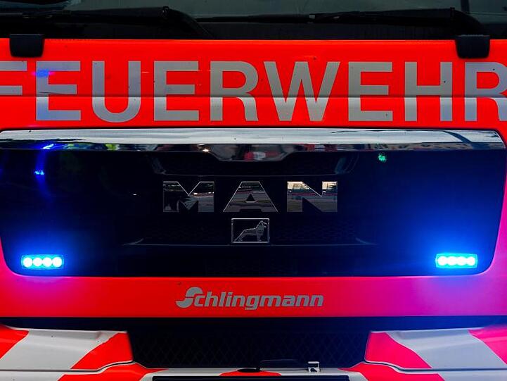 Einsatzwagen der Feuerwehr. Foto: Mohssen Assanimoghaddam/dpa/Archivbild