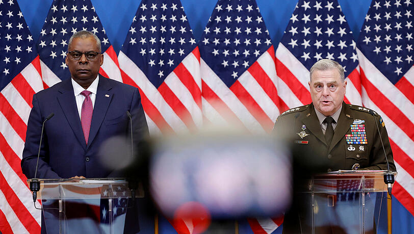 Brüssel: Lloyd Austin (links), Verteidigungsminister der USA, und Mark Milley, Vorsitzender des Vereinigten Generalstabs der Streitkräfte der USA, bei einer Pressekonferenz im NATO-Hauptquartier. Brüssel: Lloyd Austin (links), Verteidigungsminister der USA, und Mark Milley, Vorsitzender des Vereinigten Generalstabs der Streitkräfte der USA, bei einer Pressekonferenz im NATO-Hauptquartier.