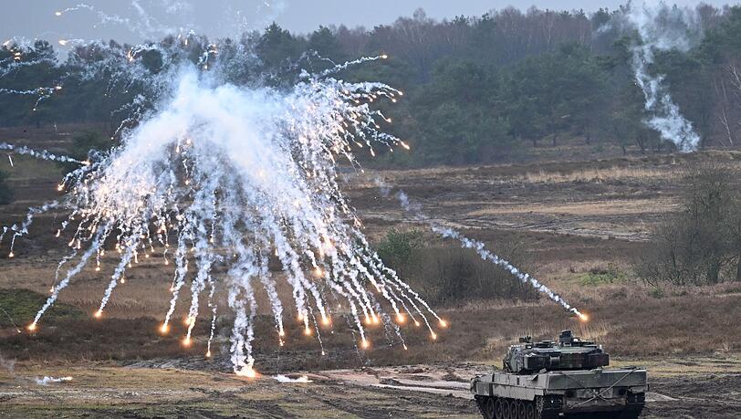Ein Leopard 2A6 auf dem Truppenübungsplatz Senne in der Gemeinde Augustdorf (Nordrhein-Westfalen).
