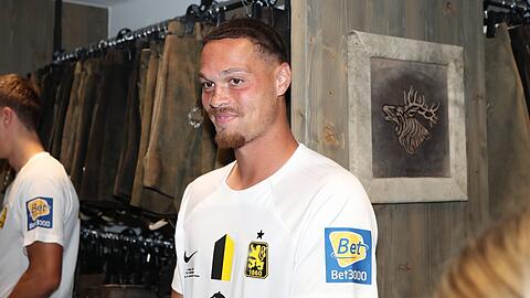 Zielwasser im Wiesn-Outfit? Torjäger Joel Zwarts und der TSV 1860 wollen gegen den SC Verl jubeln.