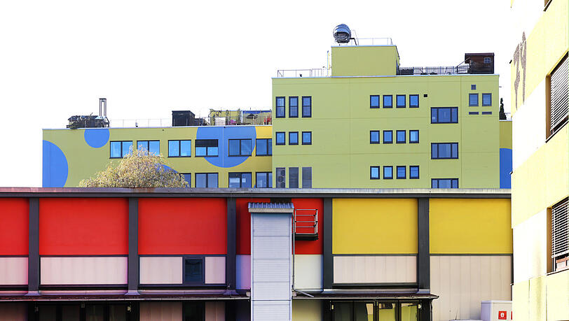 In dem Haus mit den blauen Punkten hat der bekannte Künstler Wolfgang Flatz sein Atelier und auf dem Dach seinen Skulpturengarten Heaven 7 - noch. Denn Flatz muss die Flächen räumen. Der neue Eigentümer plant auf dem Areal in Obersendling ein modernes, nachhaltiges Quartier.