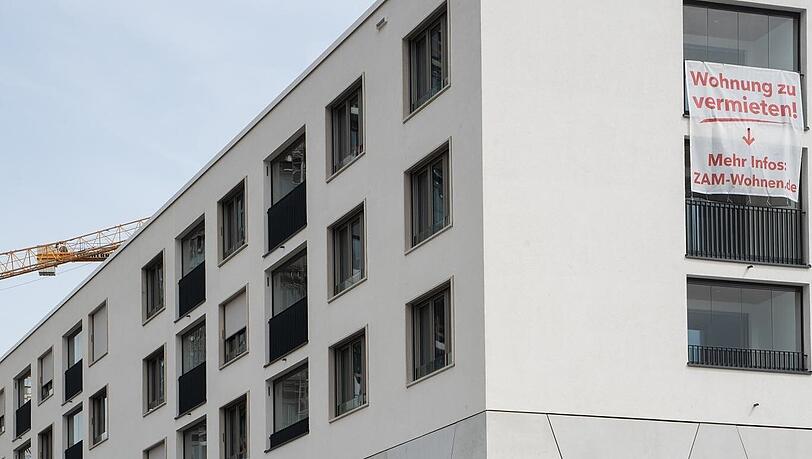 Unten Shoppen und Essen, oben Wohnen: markante Säulen-Architektur am zentralen Mahatma-Gandhi-Platz in Freiham. Unten Shoppen und Essen, oben Wohnen: markante Säulen-Architektur am zentralen Mahatma-Gandhi-Platz in Freiham.
