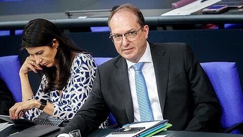 In seiner Rede betont Bundesinnenminister Alexander Dobrindt (CSU), die Regelung zur Abschaffung des Pflichtanwalts betone ausschließlich Ausländer, die vollziehbar ausreisepflichtig seien.