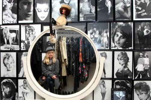 Brigitte Bardot, Karl Lagerfeld, Marlene Dietrich und Maria Callas schauen bei der Anprobe zu.
