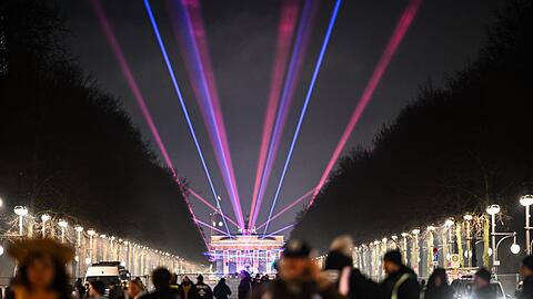 Laser sind am Himmel zu sehen.