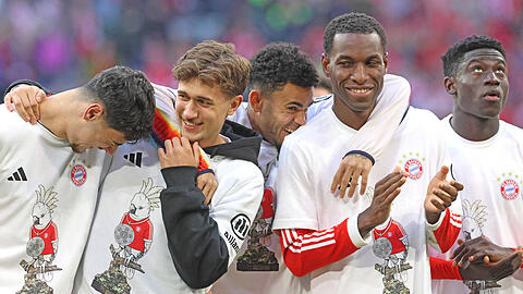 Vier Meisterfrischlinge neben Aleksandar Pavlović: (v.l.) Tom Bischof, Luis D&iacute;az, Nicolas Jackson und Bara Ndiaye.