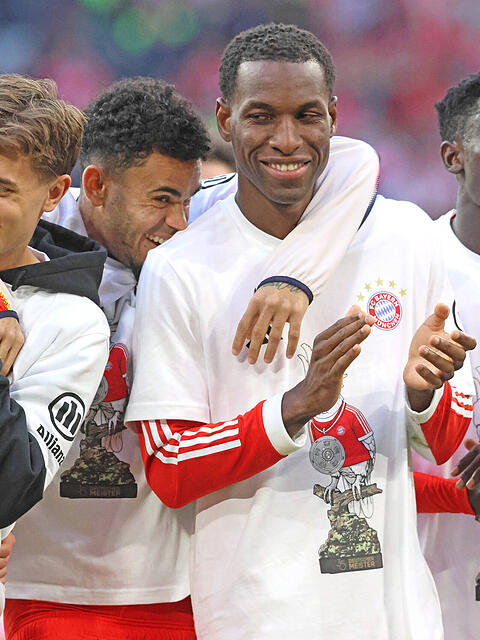 Vier Meisterfrischlinge neben Aleksandar Pavlović: (v.l.) Tom Bischof, Luis D&iacute;az, Nicolas Jackson und Bara Ndiaye.