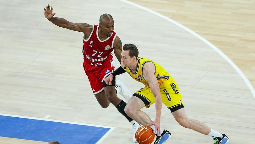 Bayerns Isiaha Mike (links) und Justin Bean von Alba Berlin kämpfen um den Ball. Bayerns Isiaha Mike (links) und Justin Bean von Alba Berlin kämpfen um den Ball.
