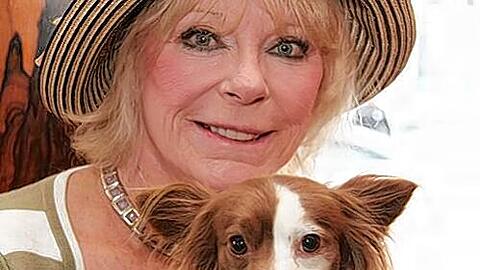 Elke Sommer mit ihrem Hund Simley.
