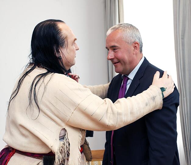 Kult für den Kultusminister: Liedermacher-Legende Willy Michl besucht mit seiner Frau Cora Kultusminister Ludwig Spaenle in seinem Büro - und spielt dem Fan ein Ständchen.