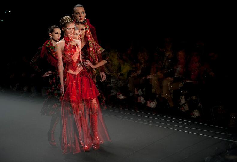 Eigenwillige Trends präsentiert das Label Lena Hoschek auf einer Modenschau im Zelt auf der Strasse des 17. Juni in Berlin zur Fashion Week.