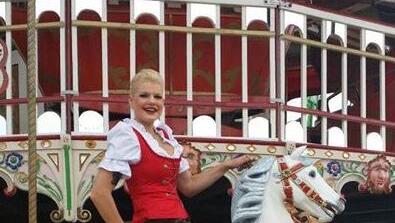 Hottehü: Dschungelkönigin Melanie Müller fährt Karussell auf dem Oktoberfest.